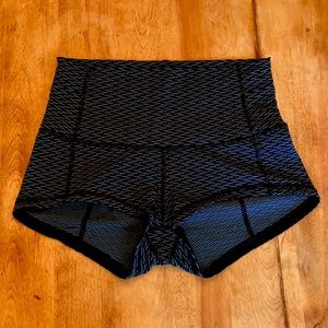 Lululemon 🍋 Yoga Shorts sz 8